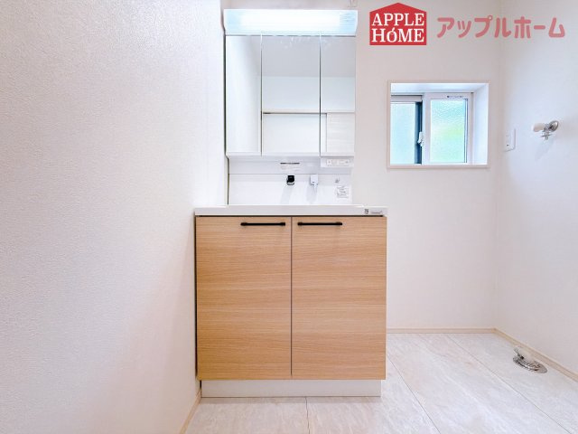 [新築住宅] 行田市桜町 第1期 全3棟の独立洗面台|三面鏡付きの洗面化粧台ですので、たっぷりと収納いただけます。白を基調とした清潔感のある快適空間です。毎日の身支度も気持ち良くお使い頂けます！！