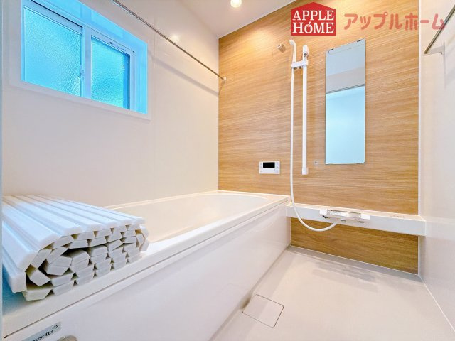 [新築住宅] 行田市桜町 第1期 全3棟の浴室|窓付きのバスルームは、採光もあり明るく気持ちの良い空間です。窓があることで、換気環境も良好。掃除もスムーズに出来ます♪