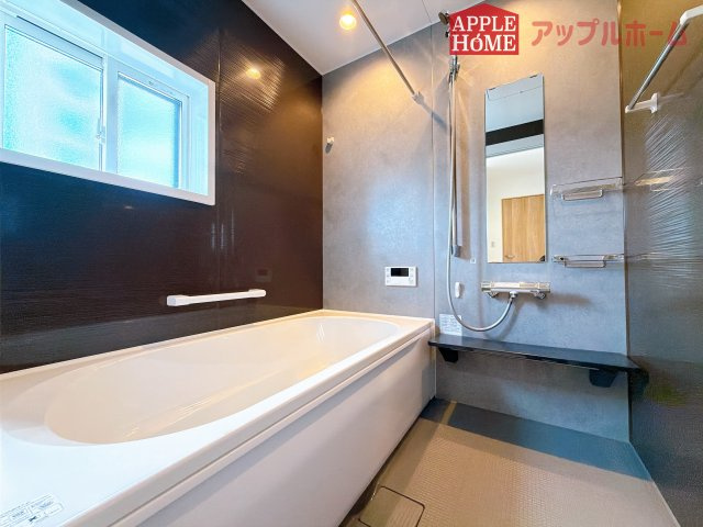 [新築住宅] 行田市佐間 第3期 全4棟の浴室|窓付きのバスルームは、採光もあり明るく気持ちの良い空間です。窓があることで、換気環境も良好。掃除もスムーズに出来ます♪