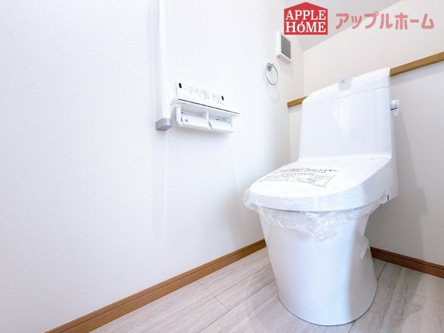 [新築住宅] 行田市佐間 第3期 全4棟のトイレ|白を基調とした清潔感のある明るい空間。温水洗浄便座付きで、毎日快適・清潔に使用できます。操作しやすい壁面リモコンを採用しています。