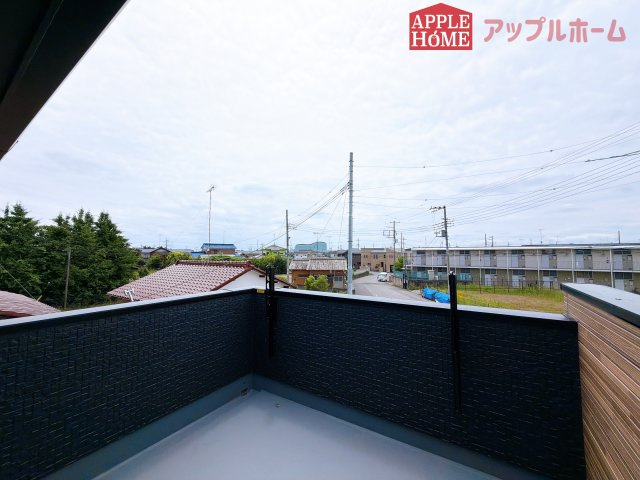 [新築住宅] 行田市佐間 第3期 全4棟のバルコニー|家族分の洗濯物もしっかり干せます。日当たりも良く、毎日のお洗濯が楽しくなりそう♪お布団は手軽に干せていつもポカポカに☆