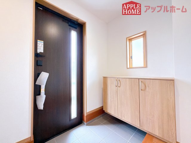 [新築住宅] 行田市佐間 第3期 全4棟の玄関|明るくて清潔感溢れる玄関。便利な下駄箱収納付きです♪散らかりがちな玄関もすっきりと片付きます。