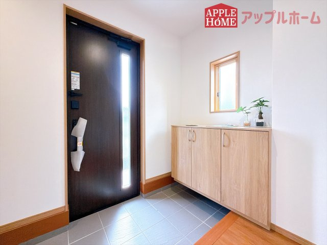 [新築住宅] 行田市佐間 第3期 全4棟の玄関|明るくて清潔感溢れる玄関。便利な下駄箱収納付きです♪散らかりがちな玄関もすっきりと片付きます。