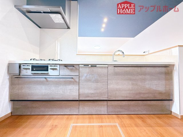 [新築住宅] 行田市佐間 第3期 全4棟のキッチン|キッチンから部屋中が見守れるので、小さなお子様がいるご家庭でも安心です。シンプル×ナチュラルな温かい空間は、どんなスタイルの家具も合わせやすいお部屋です。