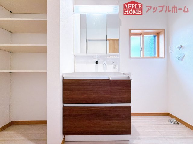 [新築住宅] 行田市佐間 第3期 全4棟の独立洗面台|三面鏡付きの洗面化粧台ですので、たっぷりと収納いただけます。白を基調とした清潔感のある快適空間です。毎日の身支度も気持ち良くお使い頂けます！！