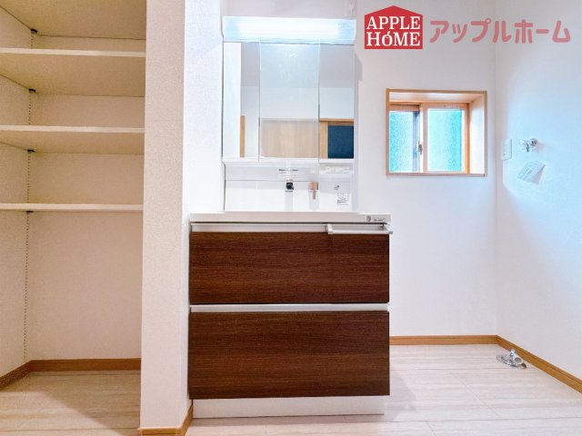 [新築住宅] 行田市佐間 第3期 全4棟の独立洗面台|三面鏡付きの洗面化粧台ですので、たっぷりと収納いただけます。白を基調とした清潔感のある快適空間です。毎日の身支度も気持ち良くお使い頂けます！！