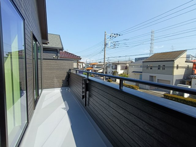 吉川市　中曽根2丁目　新築戸建　全3棟のバルコニー|暖かな日差しのふりそそぐバルコニー