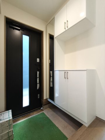 吉川市　中曽根2丁目　新築戸建　全3棟の玄関|毎日通る玄関はこちらです