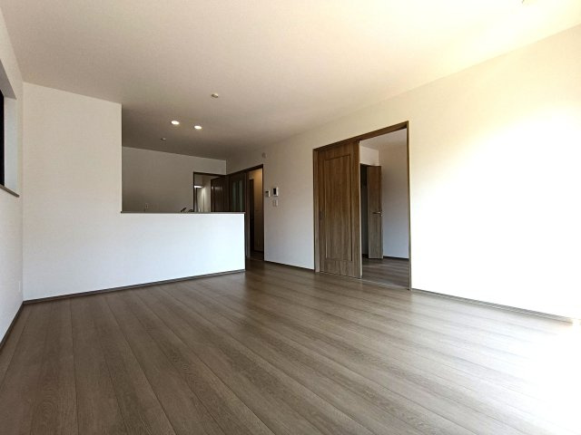 吉川市　中曽根2丁目　新築戸建　全3棟の居間・リビング|おしゃれな居間です