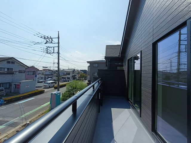 吉川市　中曽根2丁目　新築戸建　全3棟のバルコニー|開放的で明るい空間を演出してくれるバルコニーです