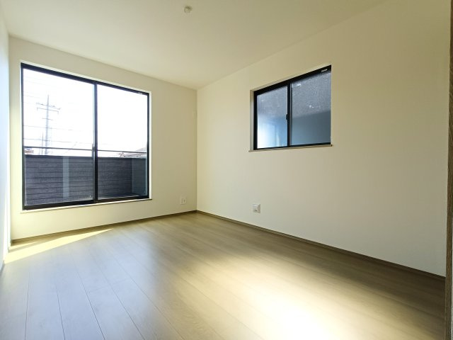 吉川市　中曽根2丁目　新築戸建　全3棟の洋室|明るい洋室です