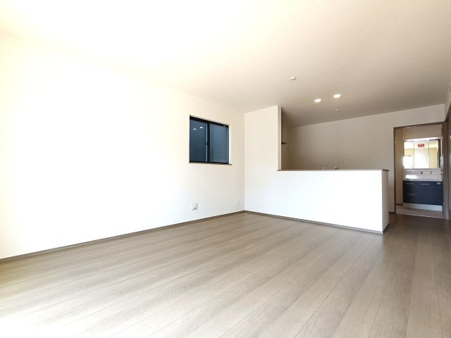吉川市　中曽根2丁目　新築戸建　全3棟の居間・リビング|ゆったり過ごせるリビングです