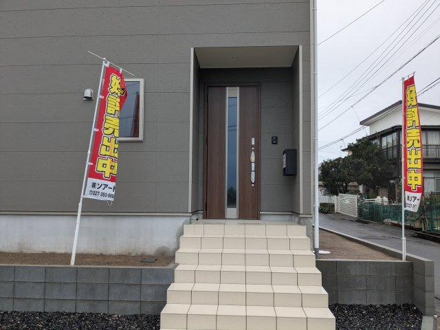 CRADLE GARDEN高崎市金古町第17の玄関|シックな外観に映える木目調の玄関ドア！清潔感のあるタイル階段がお届けする洗練されたアプローチです。