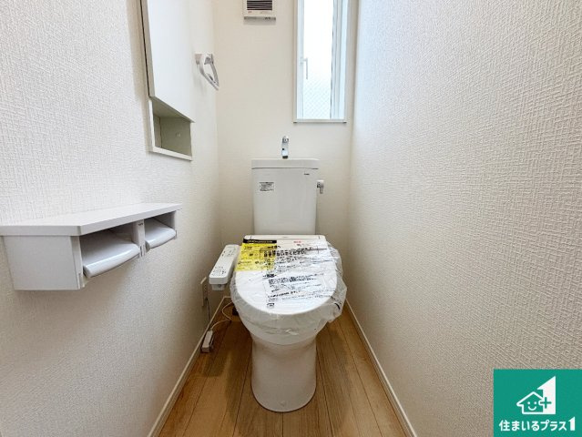 ■門真市江端町　第3期　新築一戸建てのトイレ|1・2階の2ヶ所にあるので、朝の忙しい時間の順番待ちもなく、深夜の利用にも大変便利です。