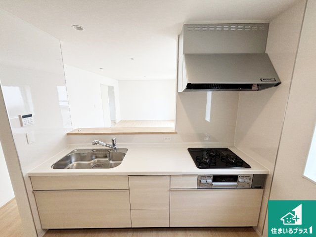 ■門真市江端町　第3期　新築一戸建てのキッチン|リビングと統一感があり、使い勝手のいいキッチン。広々としているので、二人並んで作業が出来ちゃいます。お子様と一緒に色々なお料理に挑戦できるスペースがあります。
