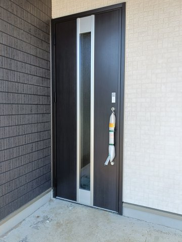 吉川市　中曽根2丁目　新築戸建　全3棟の玄関|明るい玄関です