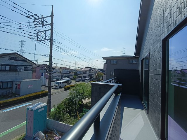 吉川市　中曽根2丁目　新築戸建　全3棟のバルコニー|落ち着いた時間を過ごせるバルコニーです