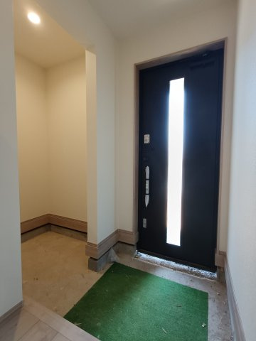 吉川市　中曽根2丁目　新築戸建　全3棟の玄関|シンプルで使いやすい玄関です