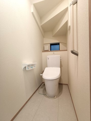 吉川市　中曽根2丁目　新築戸建　全3棟のトイレ|落ち着いた色調のトイレです