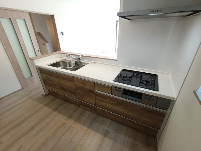 吉川市　中曽根2丁目　新築戸建　全3棟のキッチン|キッチンでお料理をお楽しみください
