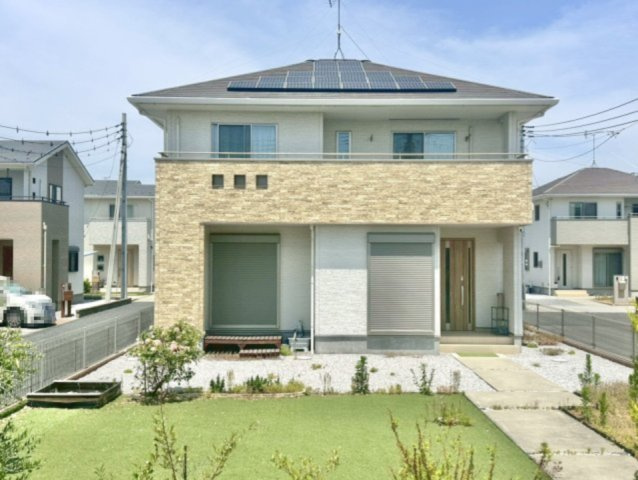 【中古戸建】行田市緑町の外観|■外観｜周囲の景観に調和しつつもしっかりとした存在感を感じられる外観で、長く愛される住まいを演出します♪