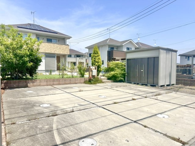 【中古戸建】行田市緑町の外観|■外観｜南側のお庭なので暗くなりがちな夕方も明るい印象にしてくれます♪道路から離れたお庭なのでお子様が外で遊ぶ際も安心です♪リビングからお庭が見える子育て世帯にも嬉しい設計です♪