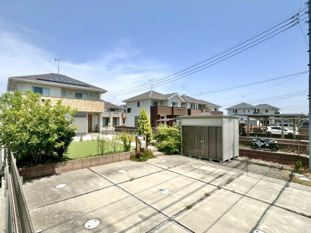 【中古戸建】行田市緑町の外観|■外観｜広々とした駐車スペースで楽々駐車可能！お買い物後もスムーズにお荷物を運べます♪