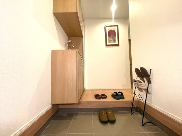 ＼☆価格改定しました／＼瑞穂区 築浅 美麗デザイナーズ住宅／の玄関|収納力のあるコの字型玄関収納にはお出かけ前のチェックがしやすい姿見付き
