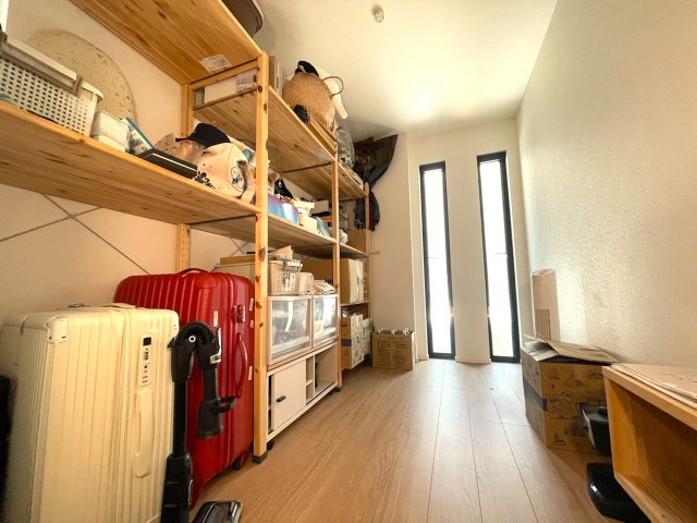 ＼☆価格改定しました／＼瑞穂区 築浅 美麗デザイナーズ住宅／の洋室|サービスルームは季節ものや旅行用品の収納に便利