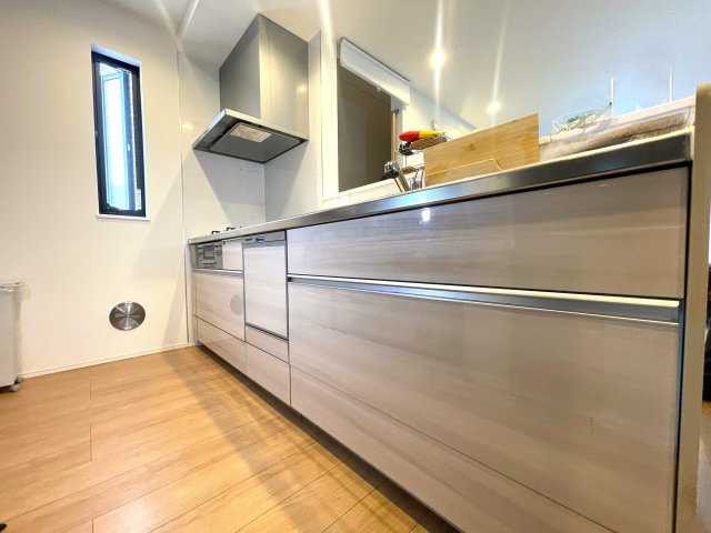 ＼☆価格改定しました／＼瑞穂区 築浅 美麗デザイナーズ住宅／のキッチン|３つ口コンロ・食器洗い乾燥機・浄水器付き水栓・スリムレンジフード・手元コンセントなどが装備されたキッチン