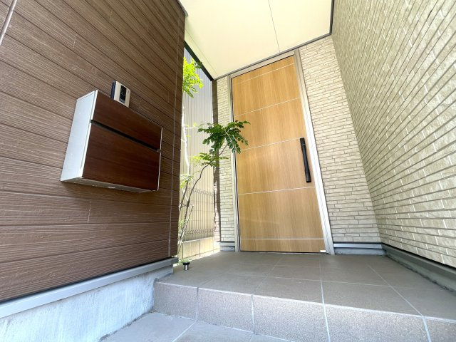＼☆価格改定しました／＼瑞穂区 築浅 美麗デザイナーズ住宅／の玄関|玄関はスマートコントロールキー仕様で出入りが楽々
