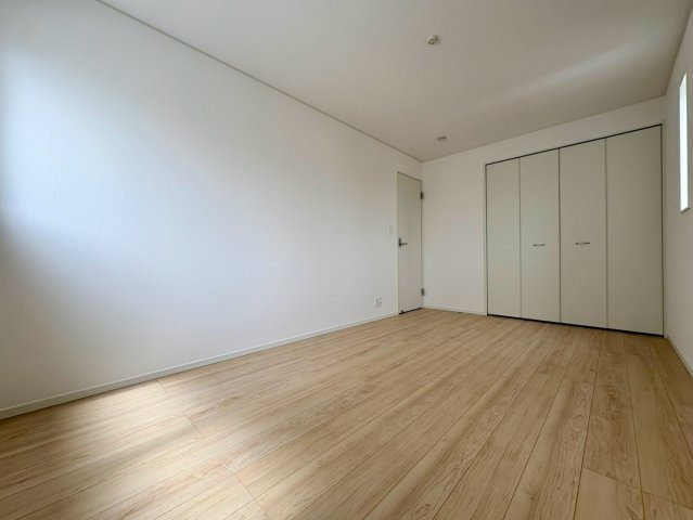 「1階に和室あり」高知市針木東町　第1　2号棟　新築戸建　の洋室|大きな窓から光が通る明るいお部屋。大容量収納付きでお部屋を広々使えます。