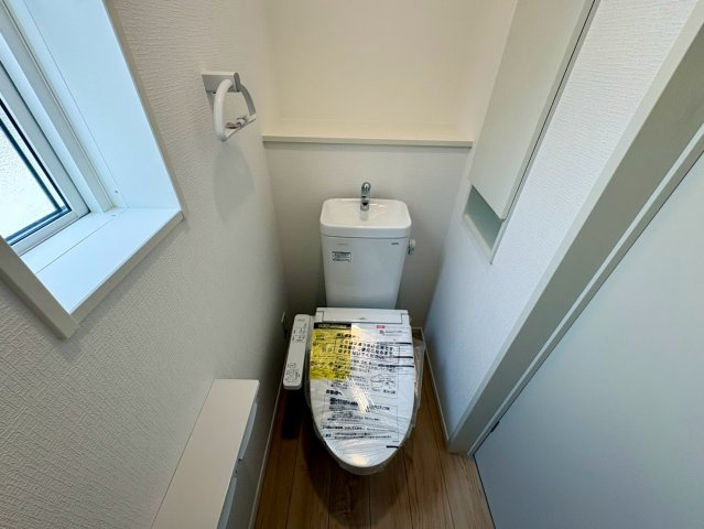 「1階に和室あり」高知市針木東町　第1　2号棟　新築戸建　のトイレ|小窓付きで自然換気ができる衛生的なトイレ空間。快適な温水洗浄便座を装備しています。