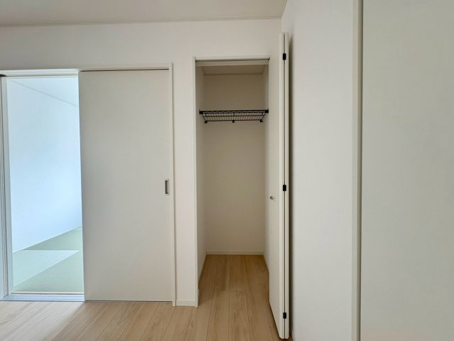 「1階に和室あり」高知市針木東町　第1　2号棟　新築戸建　の収納|リビングに設けた便利な棚付き収納。生活感を隠してすっきりとした空間を保てます。