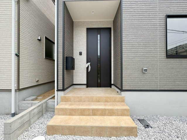 「1階に和室あり」高知市針木東町　第1　2号棟　新築戸建　の玄関|明るい光が差し込む玄関アプローチ。段差も小さく、小さなお子様やご高齢の方も安心です。