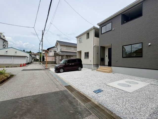 「1階に和室あり」高知市針木東町　第1　2号棟　新築戸建　の前面道路含む現地写真|閑静で落ち着いた住環境。車の交通量も少なく、小さなお子様がいるご家庭も安心の立地です。