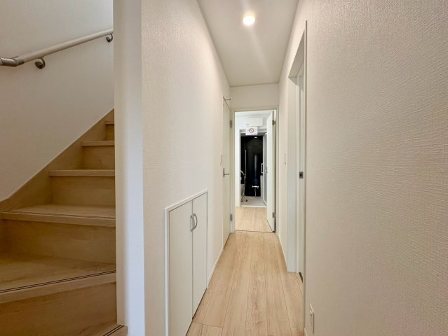 「1階に和室あり」高知市針木東町　第1　2号棟　新築戸建　のその他|各部屋へのアクセスがスムーズな廊下動線。木目調のデザインで温かみのある空間です。