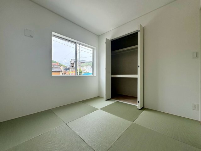 「1階に和室あり」高知市針木東町　第1　2号棟　新築戸建　の和室|明るい陽光が差し込む畳のお部屋。ごろ寝や子供の遊び場などマルチに活躍する空間です。