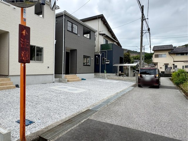 「1階に和室あり」高知市針木東町　第1　2号棟　新築戸建　の前面道路含む現地写真|8/8撮影。前面道路はすっきり整備されており、お車の出し入れやすれ違いもスムーズに行えます。