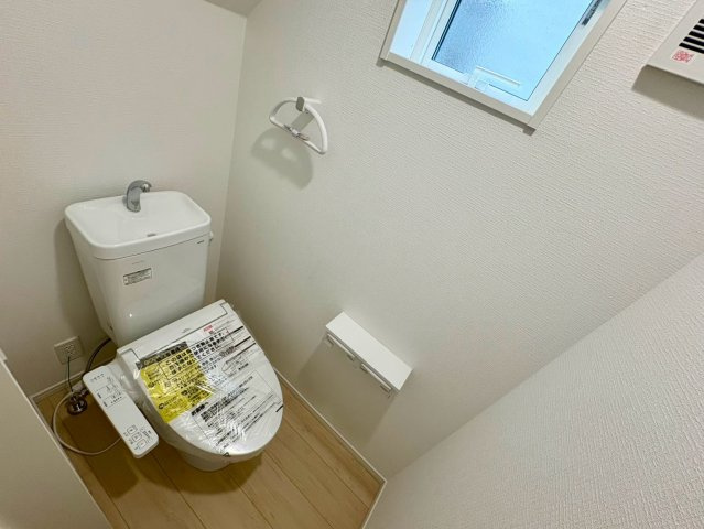 「1階に和室あり」高知市針木東町　第1　2号棟　新築戸建　のトイレ|清潔感あふれる快適なトイレ空間。温水洗浄便座付きで、毎日快適にご使用いただけます。