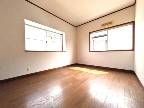 茂原市長尾　中古戸建の洋室|内外装リフォーム済み令和8年4月 都市ガス ユニットバス交換済み 2台（車種制限あり）