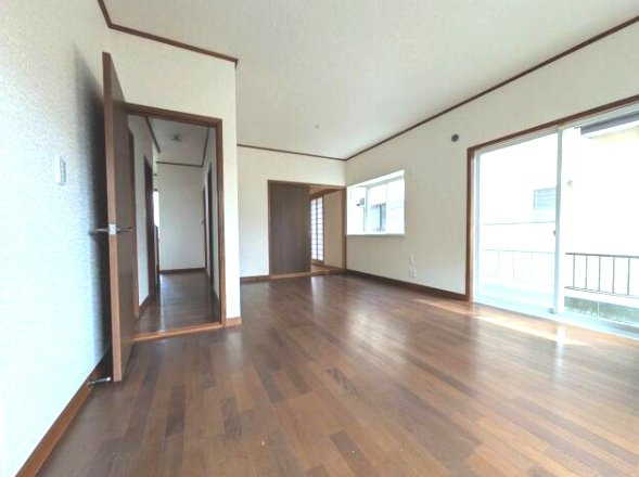 茂原市長尾　中古戸建の居間・リビング|内外装リフォーム済み令和8年4月 都市ガス ユニットバス交換済み 2台（車種制限あり）