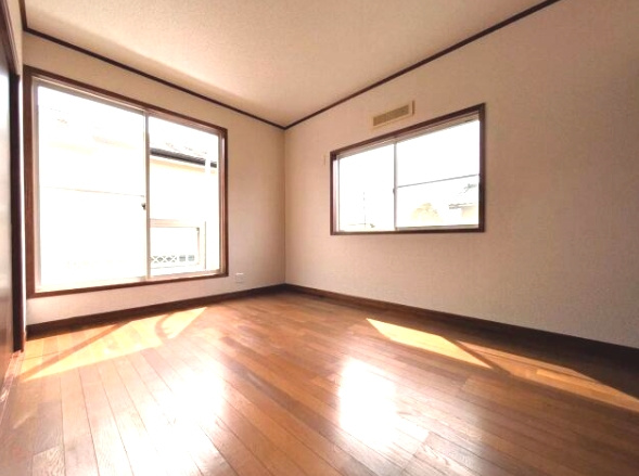 茂原市長尾　中古戸建の洋室|内外装リフォーム済み令和8年4月 都市ガス ユニットバス交換済み 2台（車種制限あり）