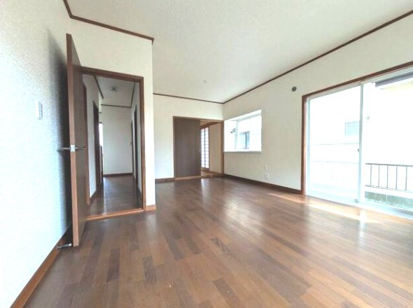 茂原市長尾　中古戸建の居間・リビング|内外装リフォーム済み令和8年4月 都市ガス ユニットバス交換済み 2台（車種制限あり）