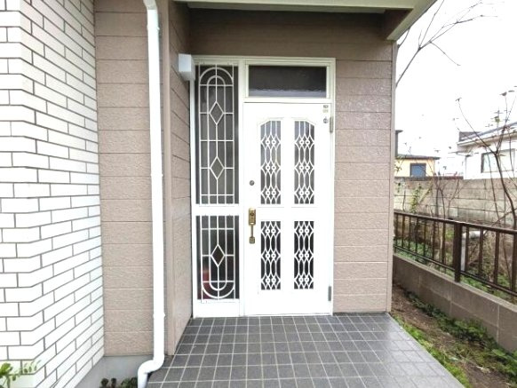 茂原市長尾　中古戸建の玄関|内外装リフォーム済み令和8年4月 都市ガス ユニットバス交換済み 2台（車種制限あり）