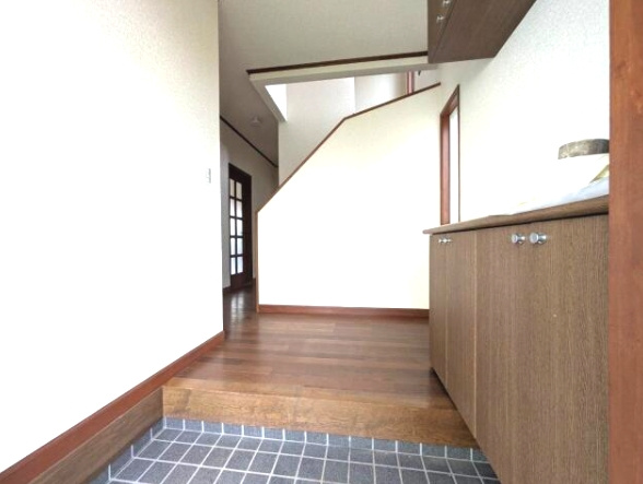 茂原市長尾　中古戸建の玄関|内外装リフォーム済み令和8年4月 都市ガス ユニットバス交換済み 2台（車種制限あり）
