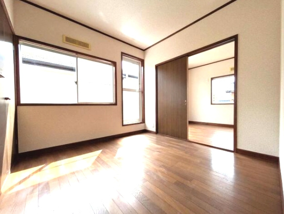 茂原市長尾　中古戸建の洋室|内外装リフォーム済み令和8年4月 都市ガス ユニットバス交換済み 2台（車種制限あり）