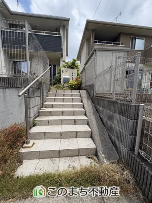 【エントランス】 | 小山市乙女1丁目中古住宅 | 小さなお子様やご年配の方も安心の手摺り付きアプローチ☆