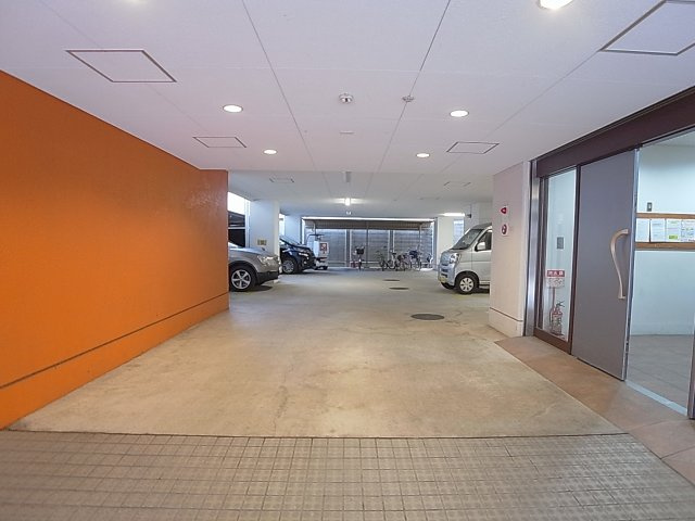 リッチウォーク大倉山の駐車場|屋内の駐車場を完備してます