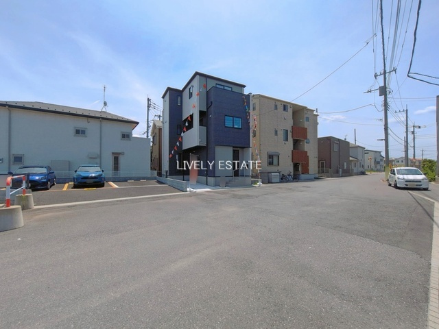 草加市金明町 新築分譲住宅の前面道路含む現地写真